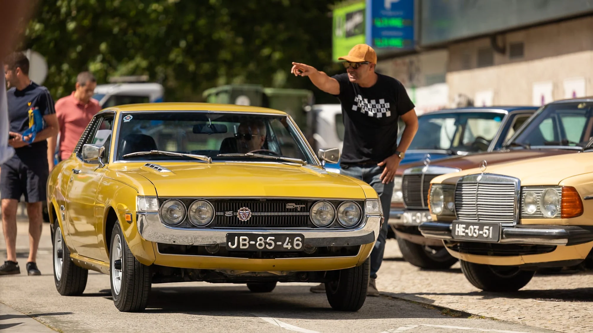 Um clássico Alfa Romeo amarelo num encontro