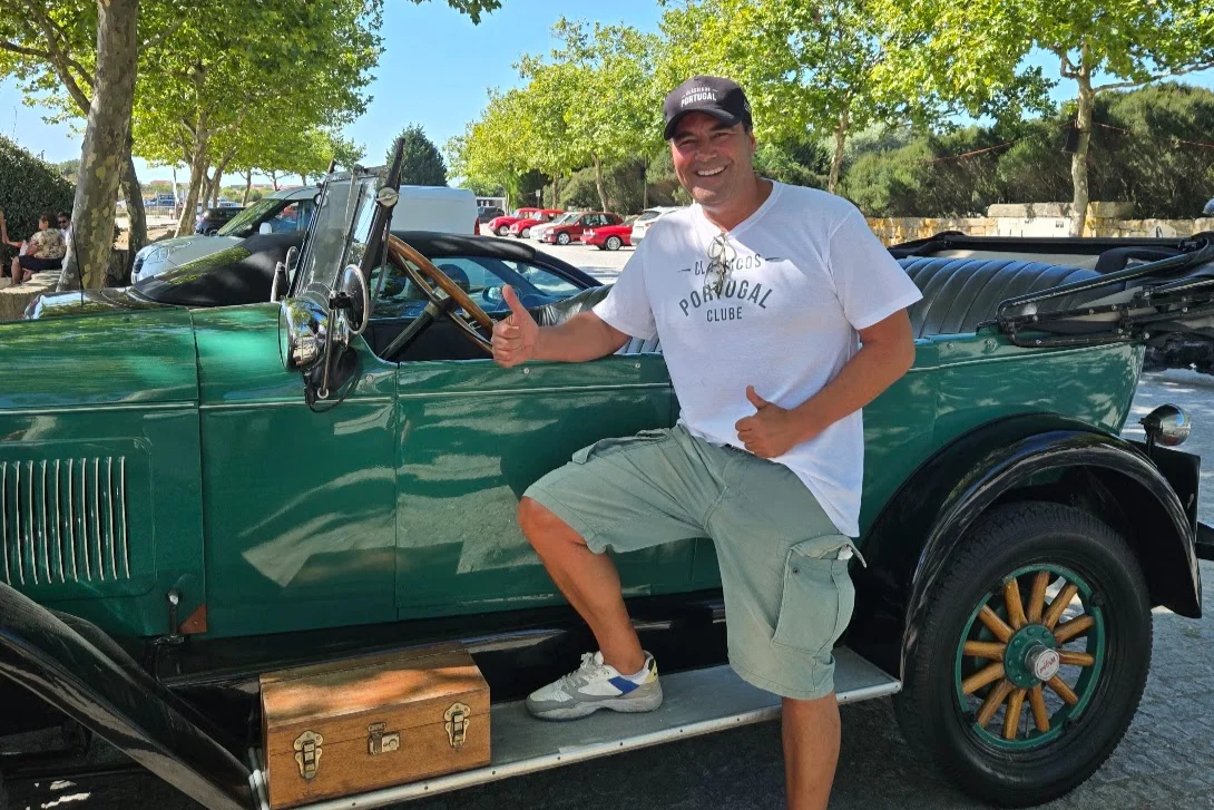 Proprietário junto ao seu automóvel clássico