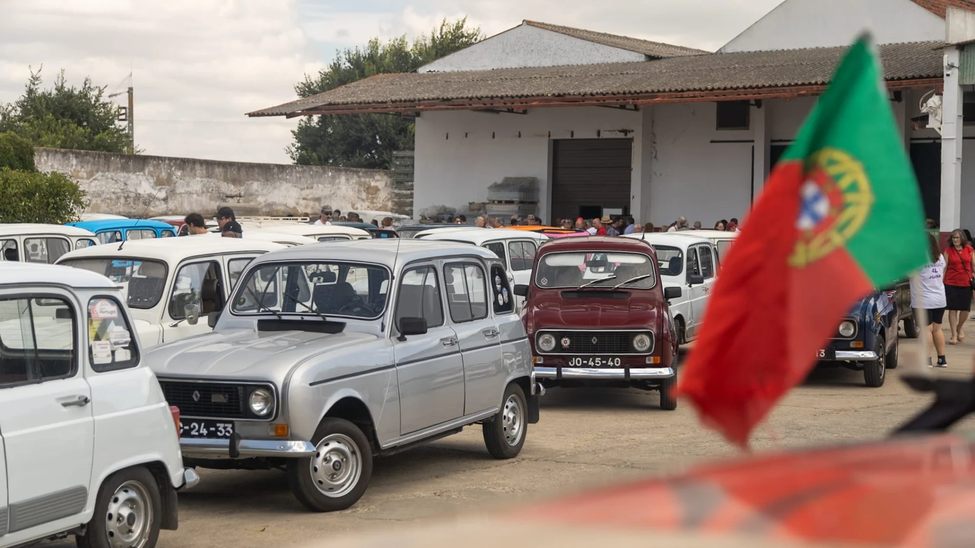 Clássicos Renault 4L num passeio